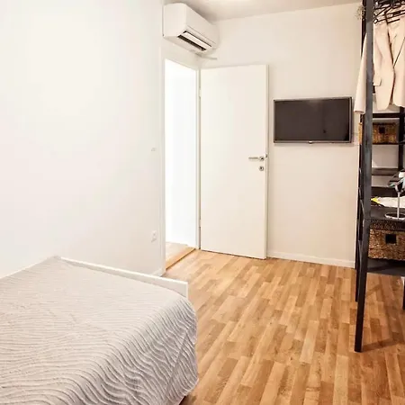 Batchae Apartment Split